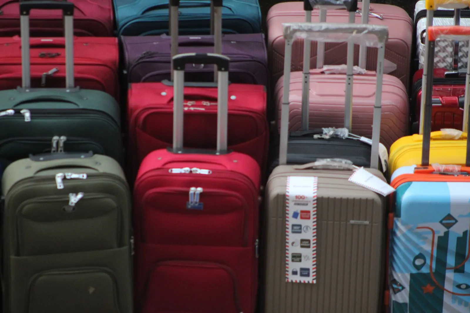 Bagage cabine ouvert avec vêtements roulés et trousse de toilette
