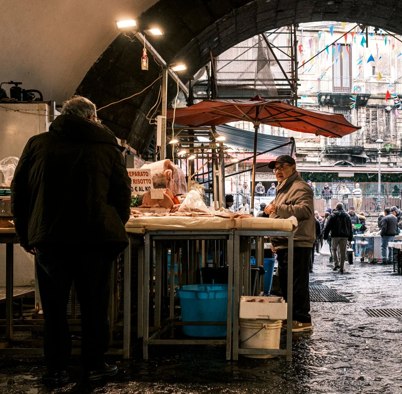 Manger local en voyage sans tomber dans les pièges
