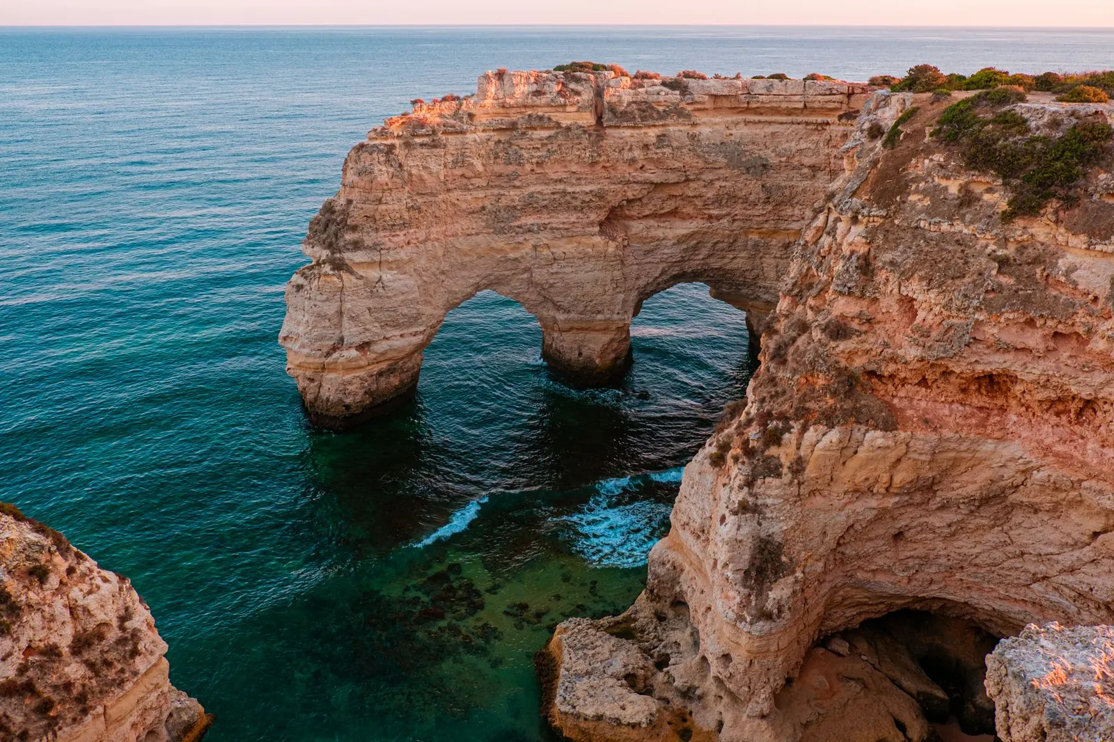 Falaises de l’Algarve sous une lumière douce d’arrière-saison