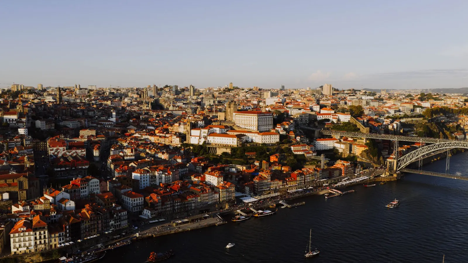 Les maisons colorées de la Ribeira au bord du Douro à Porto