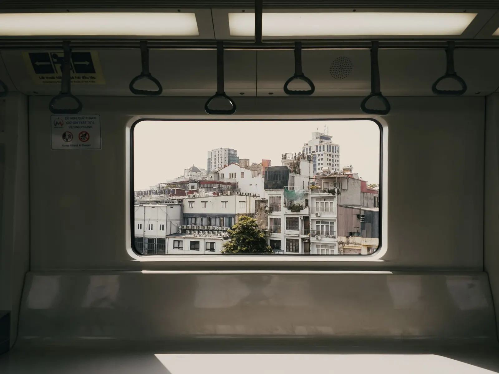 Voyageuse contemplant un paysage, prenant le temps de le regarder