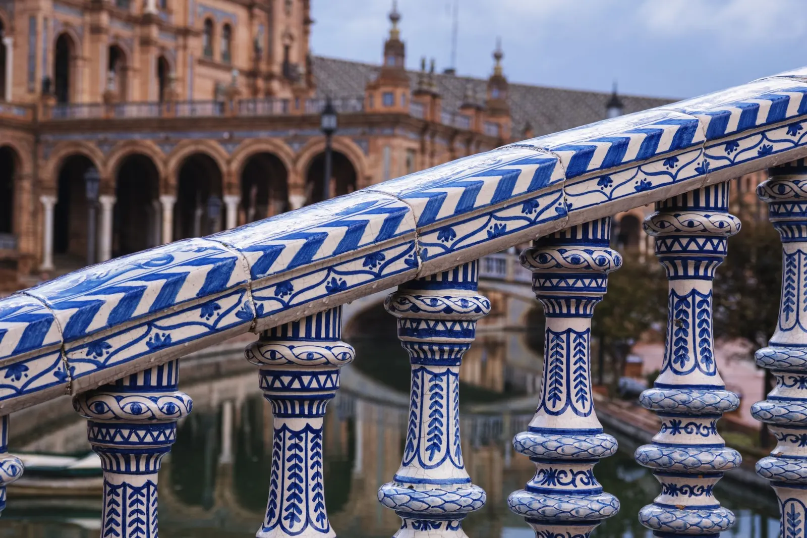 La Plaza de España de Séville et ses azulejos sous le soleil andalou