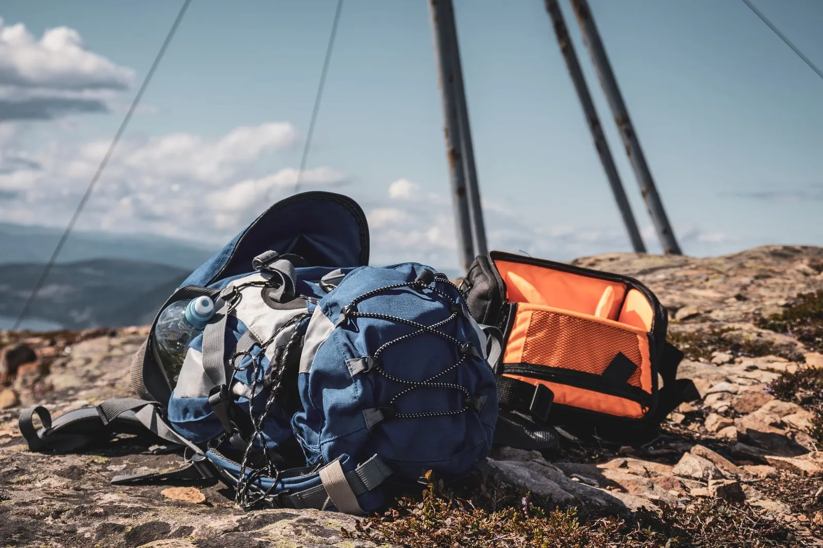 Sac à dos cabine posé au sol, prêt à partir